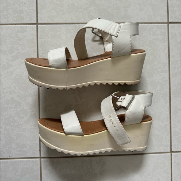 White platform sandal - Picture 2 of 5